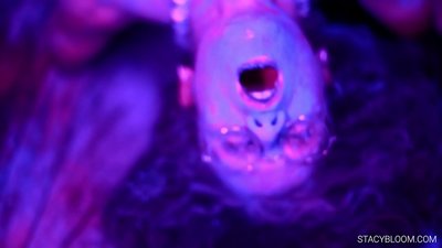 カメラでオナニーしてオーガズムに達する赤ちゃん。